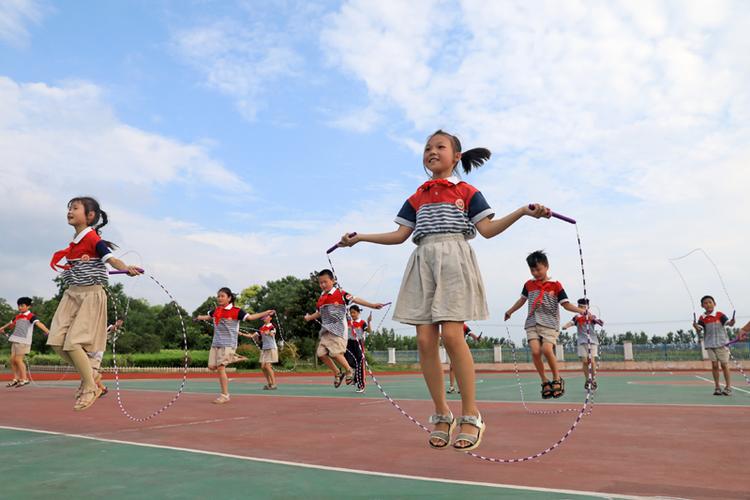 大学生和青年等志愿者组成的暑期托管服务团队,为乡村学生提供体育